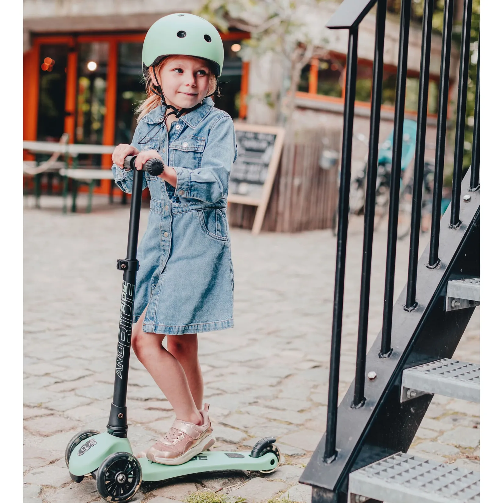 Bikes And Accessories|Bikes & Scooters>Scoot and Ride Highwaykick 3 Led Scooter - Kiwi