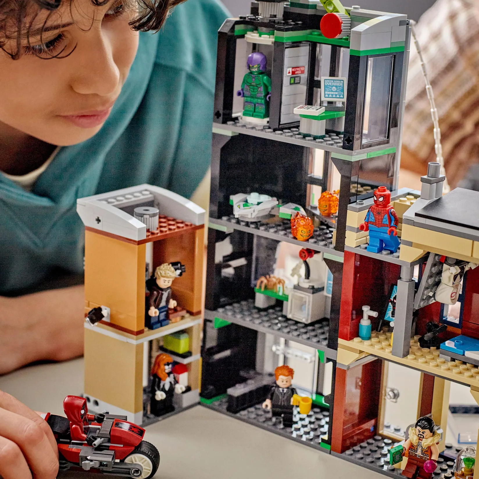 Assembly & Construction>LEGO® ǀ Marvel Spider-Man vs. Oscorp