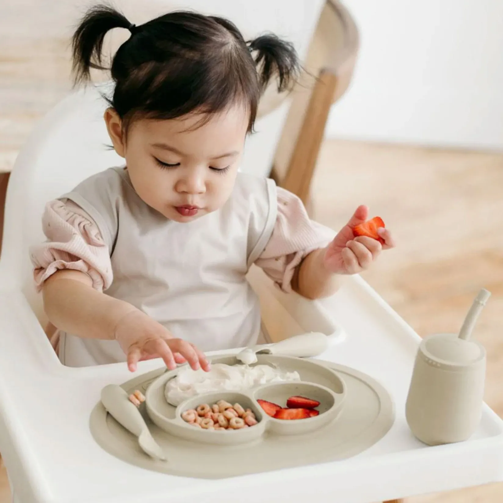 Tableware|Plates & Placemats>EZ PZ Fun Mini Cup + Straw Training System - Oat