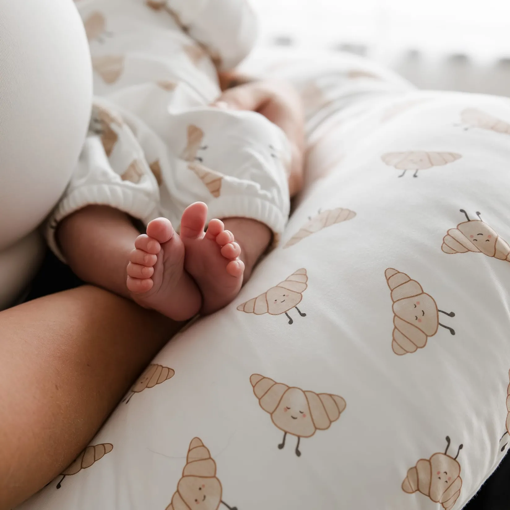 Cushions & Pillows|Breastfeeding>Perlimpinpin Nursing Pillow Bamboo - Croissants