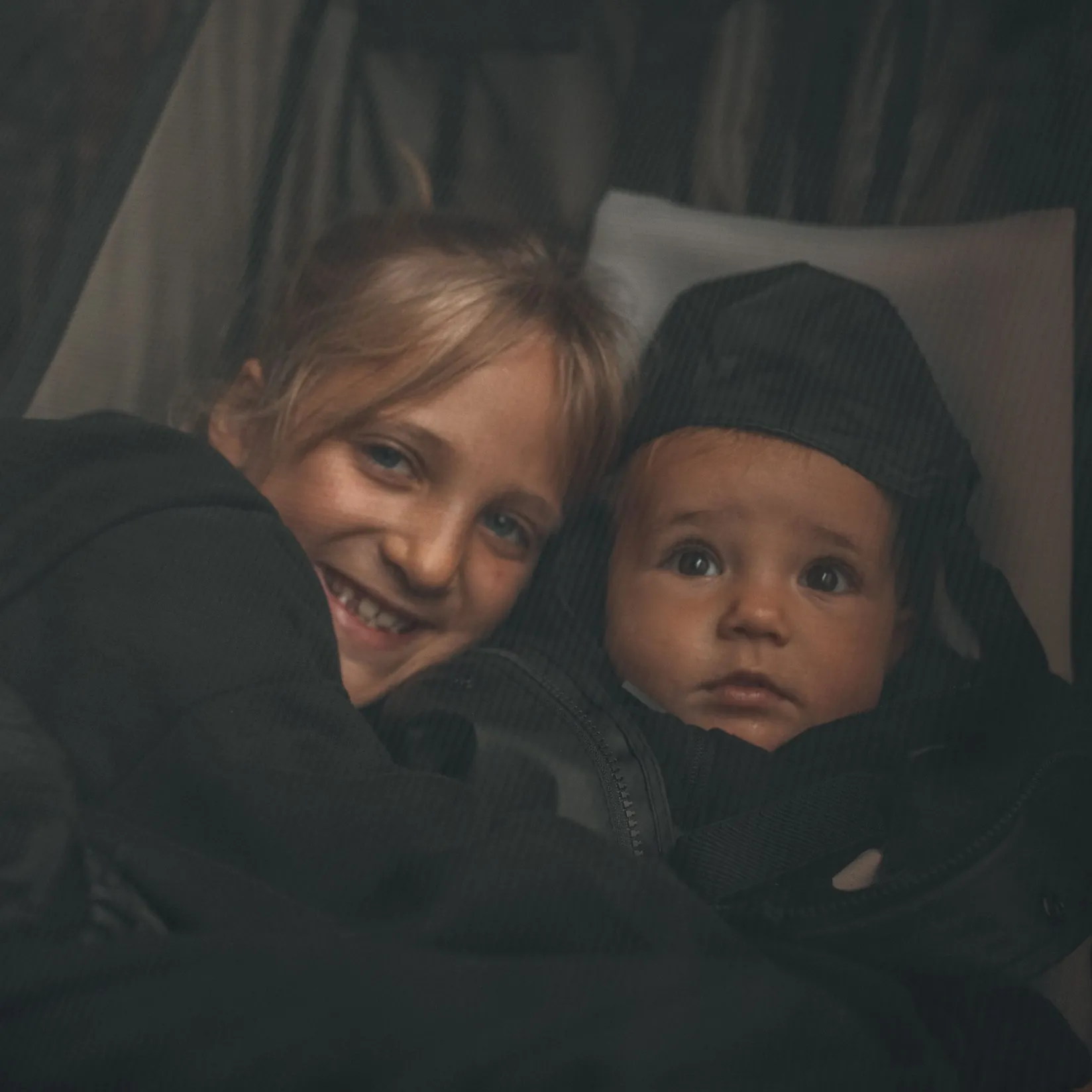 Strollers & Trailers>Thule Chariot 2.0 Baby Sling Gray